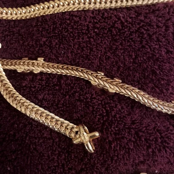 🚫SOLD🚫 Vintage St. John Gold Tone Belt. Very Heavy With No Signs Of Wear! - Picture 5 of 6